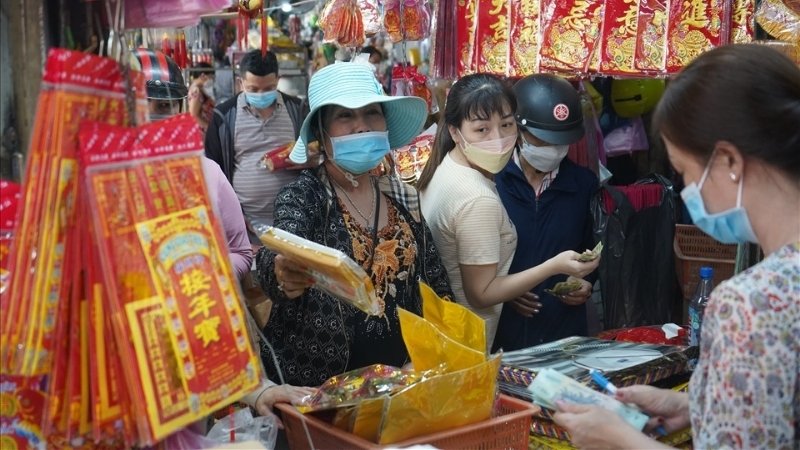 Mua nhang đèn và vật phẩm tâm linh