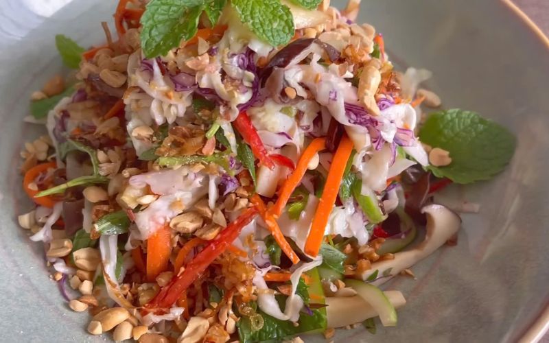Gỏi thập cẩm chay hoàn thiện, màu sắc hấp dẫn