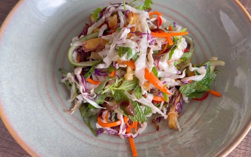Thưởng thức gỏi thập cẩm chay cùng bánh phồng hoặc bánh đa