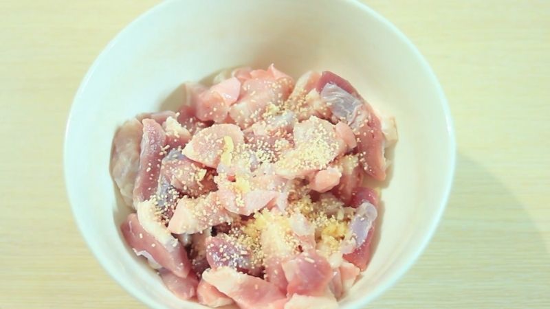 Bước 2: Ướp thịt