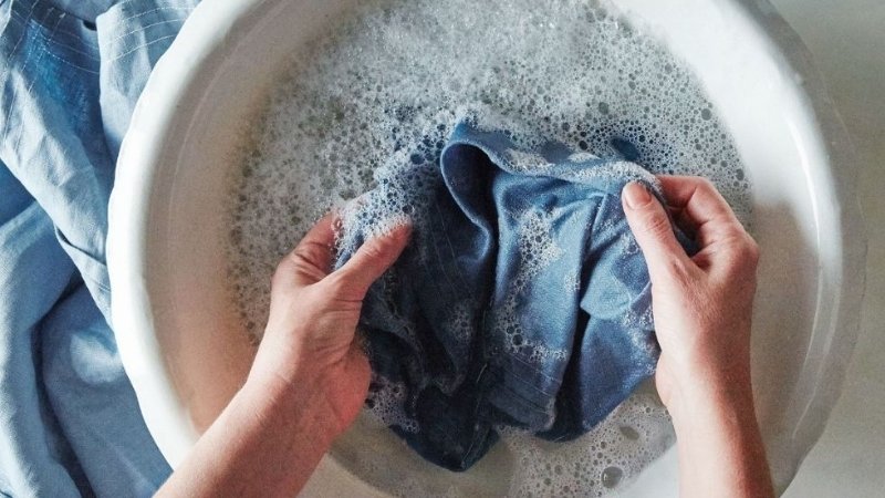 Bạn nên kết hợp cả nước giặt và nước xả vải