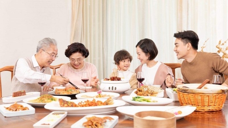 Cả nhà quây quần bên mâm cơm
