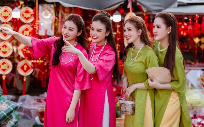 Trang phục sáng màu giúp thu hút năng lượng tích cực đầu xuân