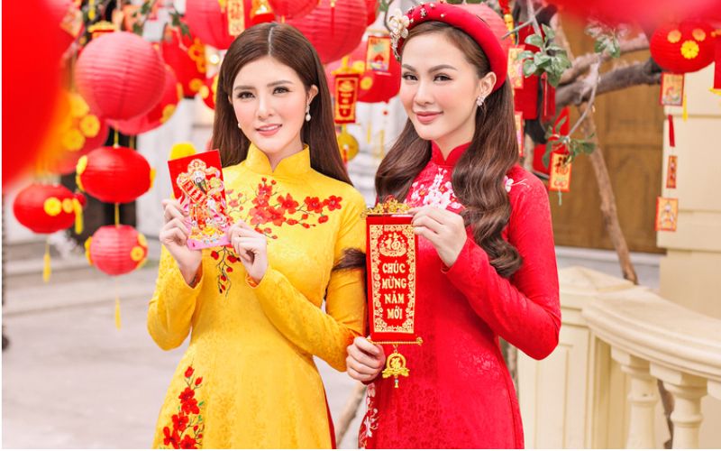 Trang phục sáng màu trong ngày mùng 1 Tết được tin là giúp kích hoạt năng lượng tích cực và vận may đầu năm