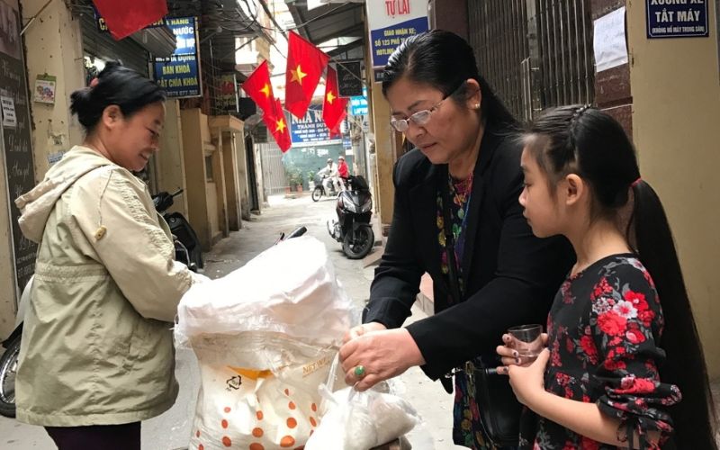 Gói muối nhỏ đầu năm tượng trưng cho sự gìn giữ tài lộc và bình yên