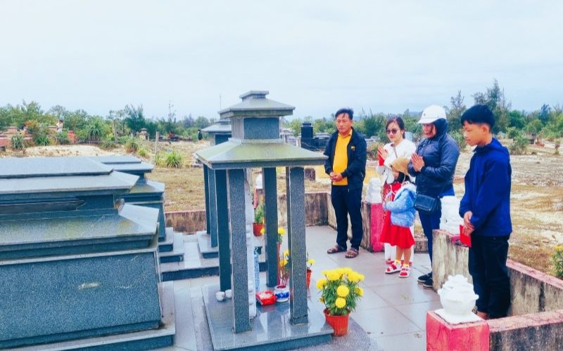 Tảo mộ đầu năm thể hiện sự tri ân và lòng hiếu kính với tổ tiên