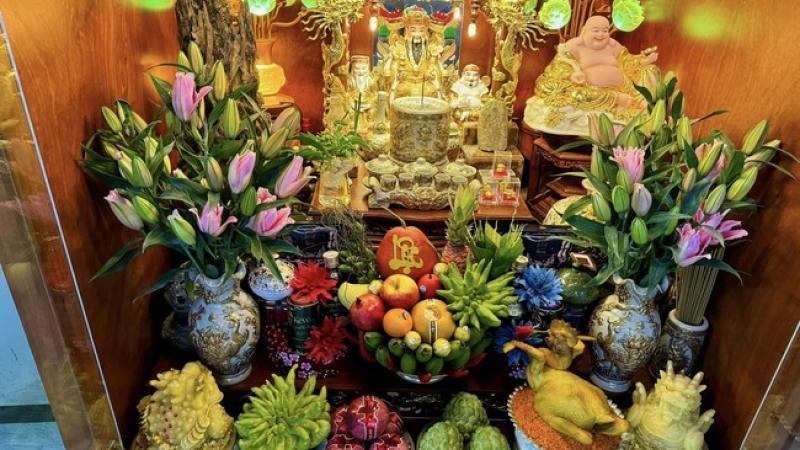 An vị đồ thờ và thắp hương tạ lễ