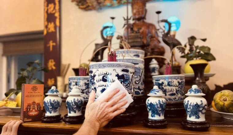 Cách lau dọn bàn thờ Thần Tài trước khi cúng chuẩn phong thủy