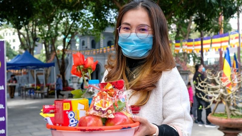 Lễ vật đi chùa nên là lễ chay như hoa tươi, quả chín, xôi chè