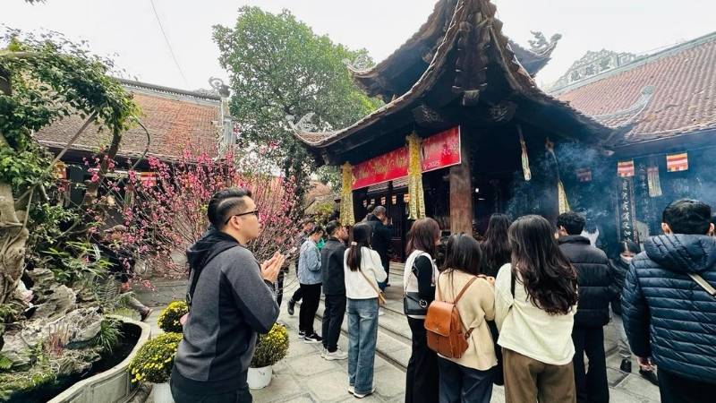 Đi chùa rằm tháng Giêng cầu bình an, thanh tịnh tâm hồn và khởi đầu năm mới cát tường