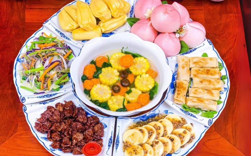 Gia đình chọn cúng chay hay mặn tùy truyền thống.