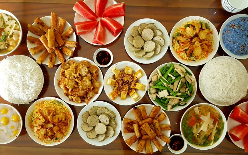 Mâm cúng chay bao gồm đồ ăn, hoa và trái cây.