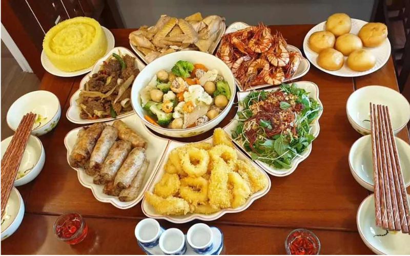 Mâm cúng mặn đầy đủ lễ vật thể hiện lòng thành kính và cầu tài lộc