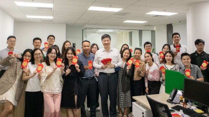 Chia túi lộc kèm lì xì đỏ cho nhân viên để tạo không khí gắn kết, hào hứng đầu năm