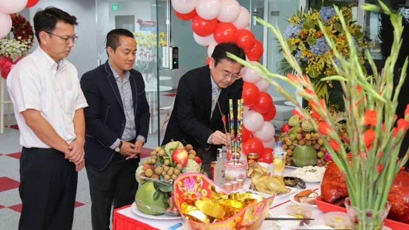 Thắp hương và đọc văn khấn