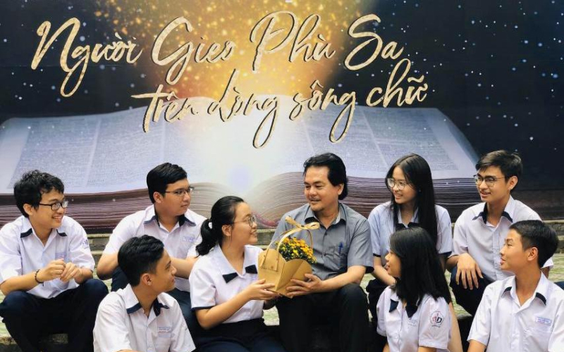 Cap Mùng 3 Tết đăng ảnh họp lớp, thăm thầy cô cũ