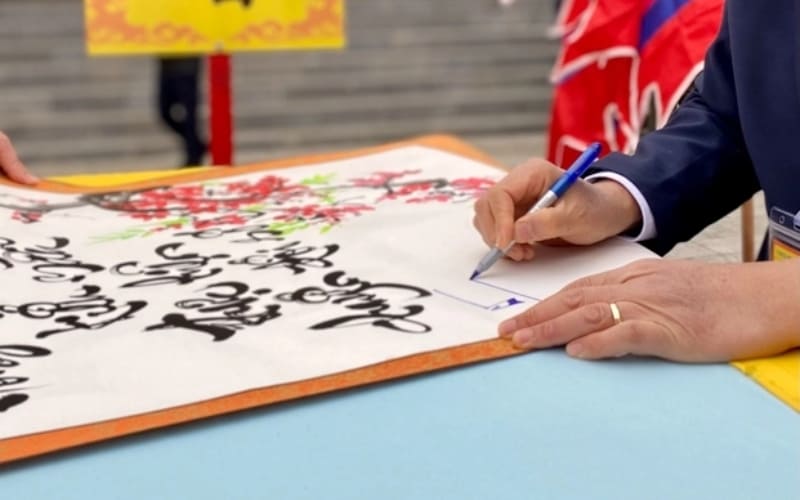 Gia chủ đọc văn khấn ngắn gọn để thể hiện thành tâm.