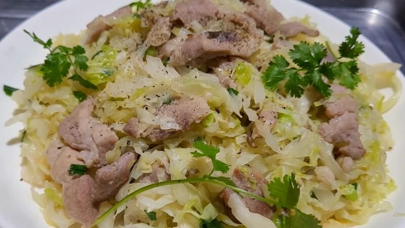 Thưởng thức món Bắp cải xào thịt heo