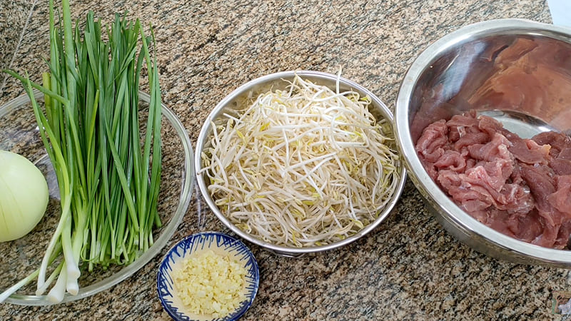 Nguyên liệu làm Bò xào giá hẹ