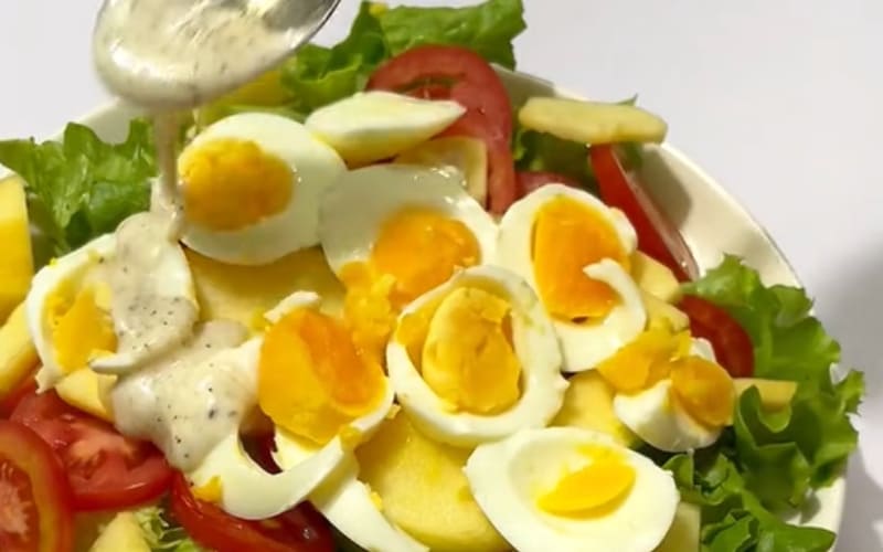 Salad hoàn thiện rực rỡ màu sắc và hương vị.
