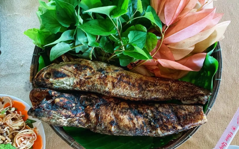 Đầu cá hướng ra ngoài đón tài lộc.