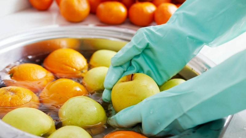 Ngâm nước muối loãng, rửa sạch bụi bẩn rồi lau khô bằng khăn sạch