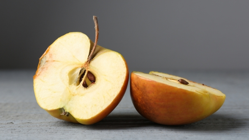 Trái cây hỏng tạo uế khí, làm mất sự trang nghiêm và gây hao tổn tài lộc