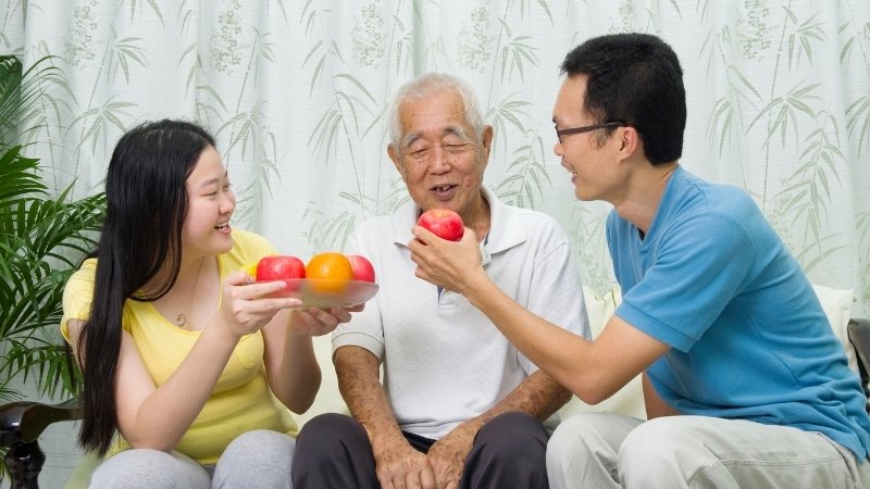 Gia chủ nên hạ lễ và thụ lộc sau khi nhang tàn để nhận lấy may mắn