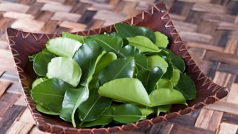 Nước đun lá bưởi (hoặc lá nếp, sả)