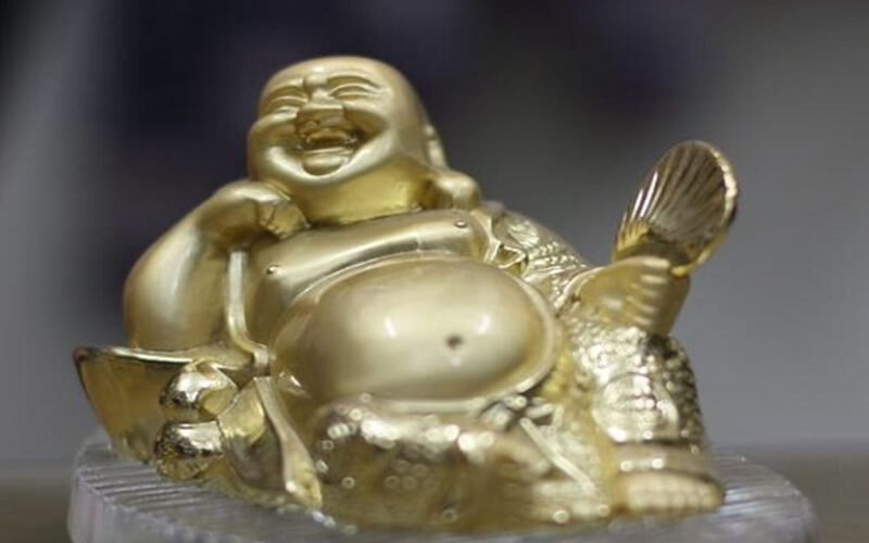 Tại sao Ông Địa lại có bụng to, tay cầm quạt?