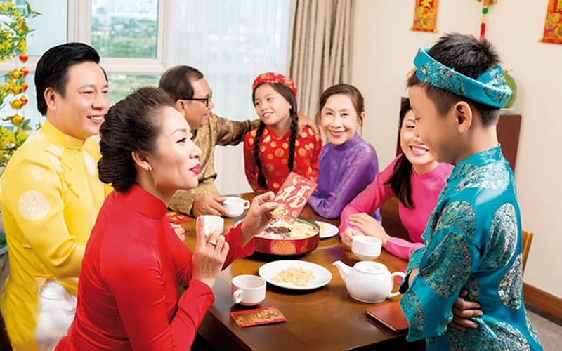 Có nên lì xì cho người lớn tuổi không?