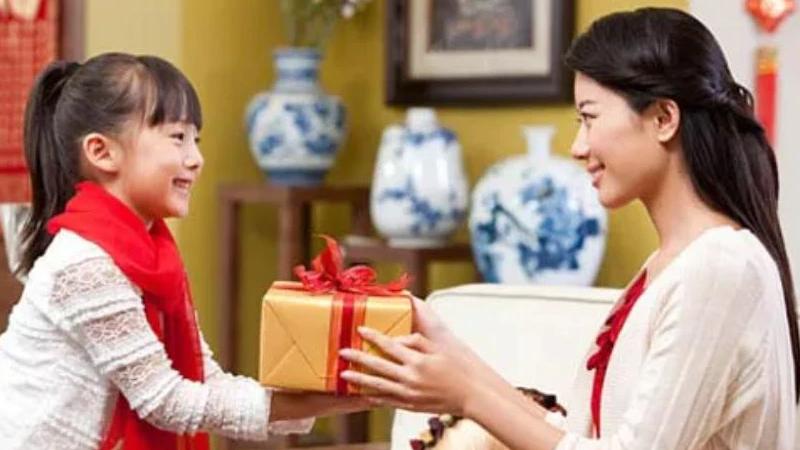 Mua quà tết cho con sếp hoặc đồng nghiệp