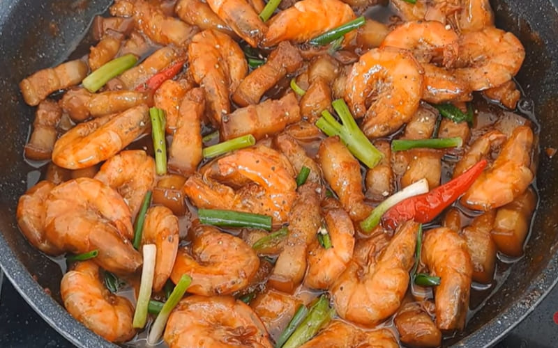 Món kho hoàn thiện có màu sắc hấp dẫn và thơm.