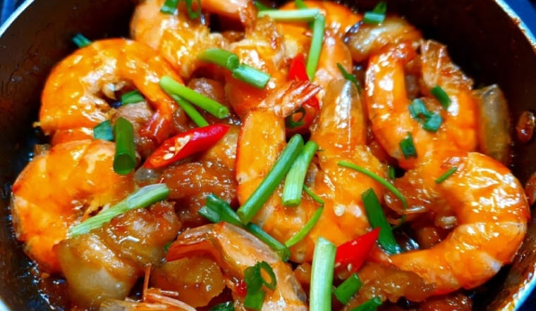 Cách làm tôm thẻ kho thịt ba chỉ mặn ngọt, đậm đà hương vị quê nhà