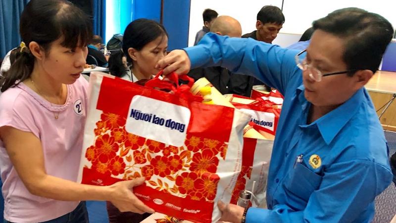 Tiền mặt kết hợp quà nhỏ