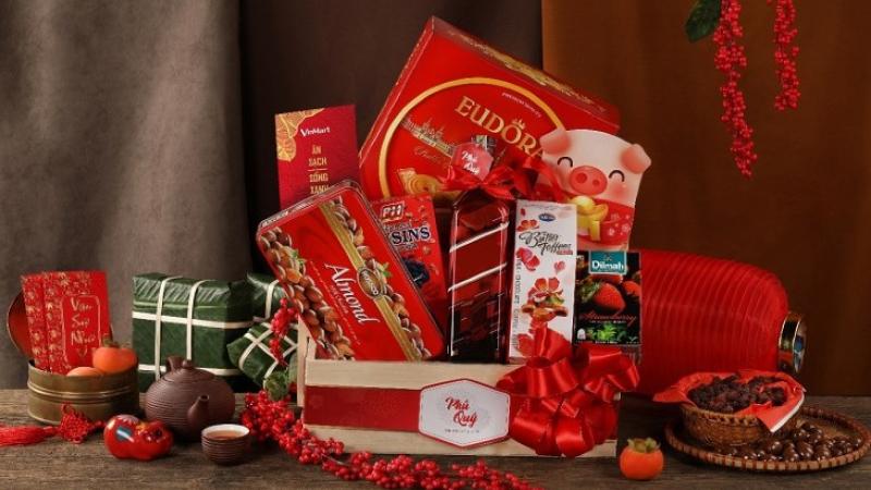 Nên tặng quà tết bằng hiện vật hay tiền mặt?