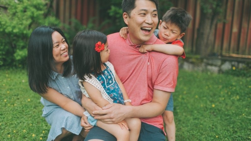 Cho bé tập dượt tại nhà, đồng hành cùng con và luôn khích lệ bằng những lời khen ngợi