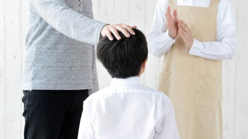 Nhẹ nhàng gợi ý lời mở đầu, cùng bé đọc chung và dành lời khen ngợi