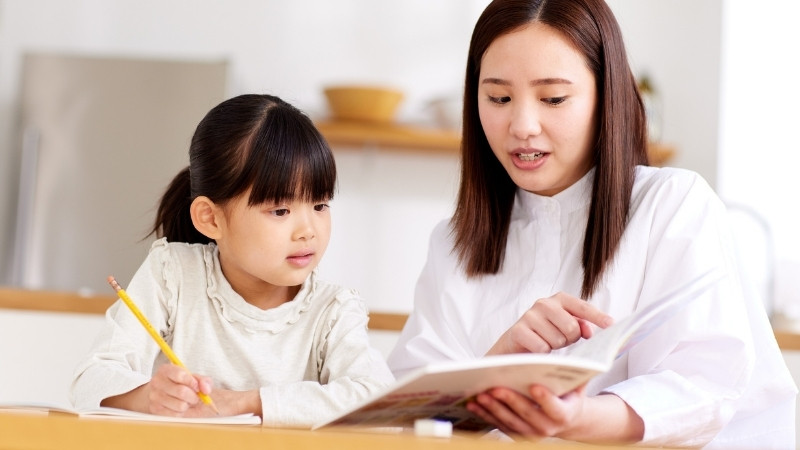 Dùng thơ có nhịp điệu, kết hợp cử chỉ minh họa và ôn tập qua các trò chơi hằng ngày