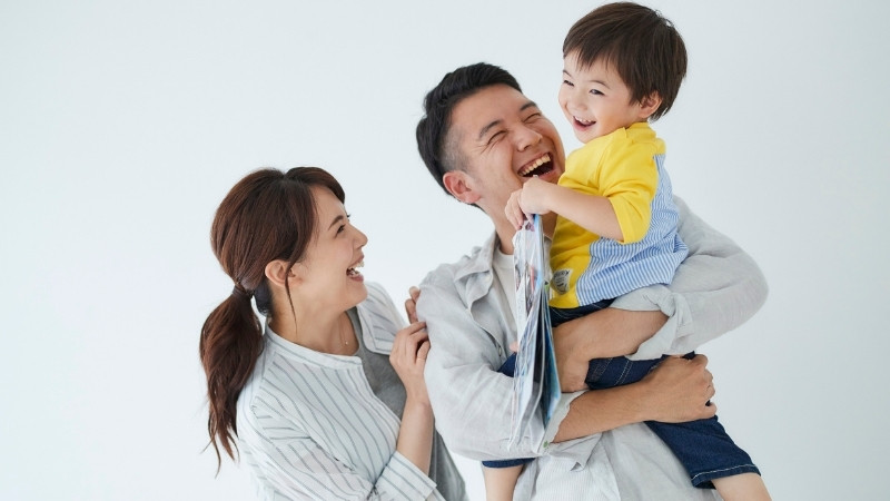 Hướng dẫn bé khoanh tay lễ phép, nhìn vào mắt người nghe và luôn giữ nụ cười tươi tắn