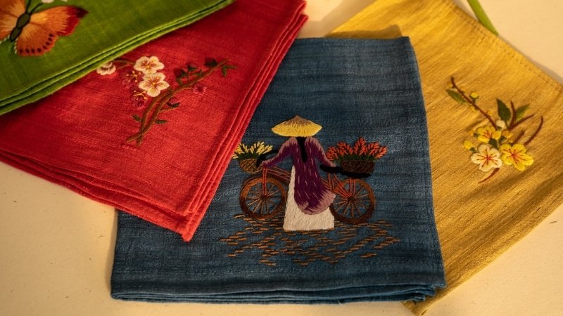 Khăn tay gắn liền với hình ảnh chia ly