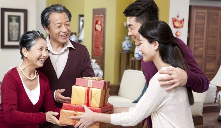 Quà tết cho nhà người yêu - Bí quyết chọn quà & Cách biếu ghi điểm