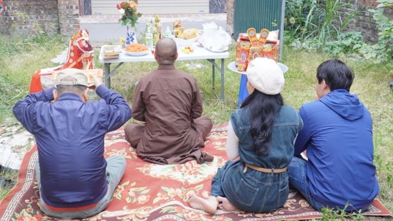 Gia chủ chọn người hợp tuổi làm lễ thắp hương, cuốc đất lấy vía để hóa giải xung khắc