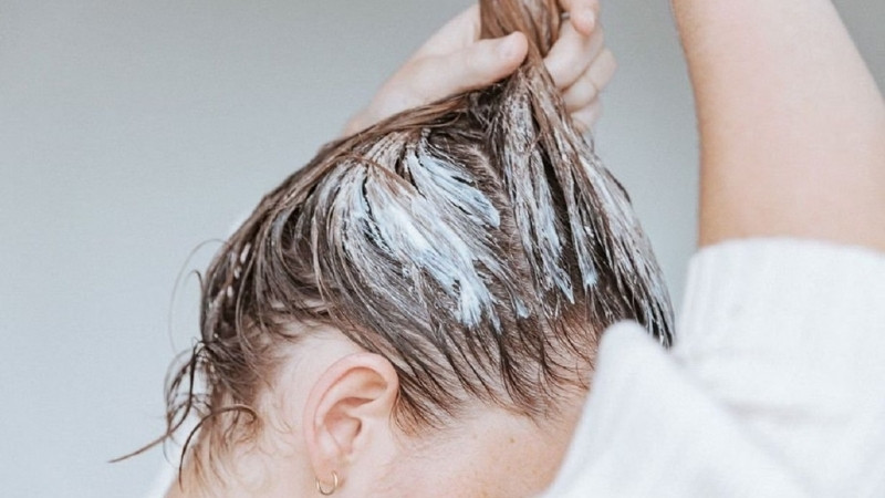 Sử dụng dầu xả chuyên dụng để chăm sóc tóc