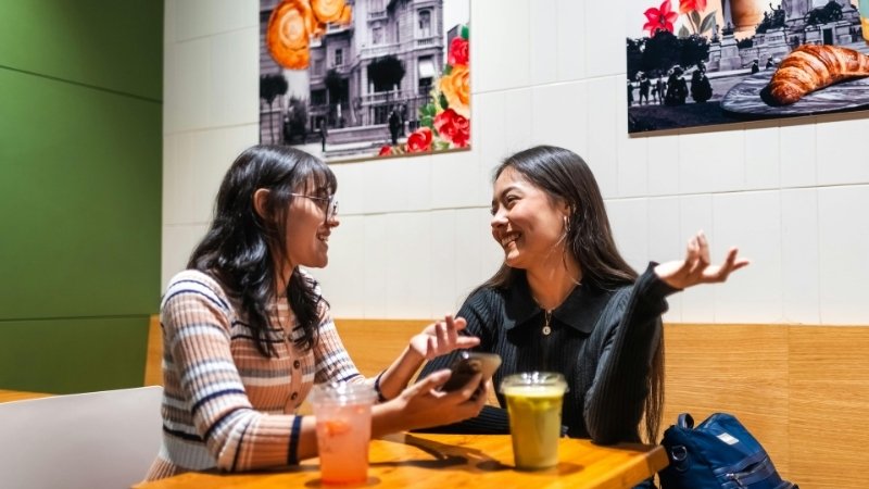 Hãy tập trung vào từ khóa của đối phương và đặt câu hỏi mở để dẫn dắt câu chuyện đi sâu