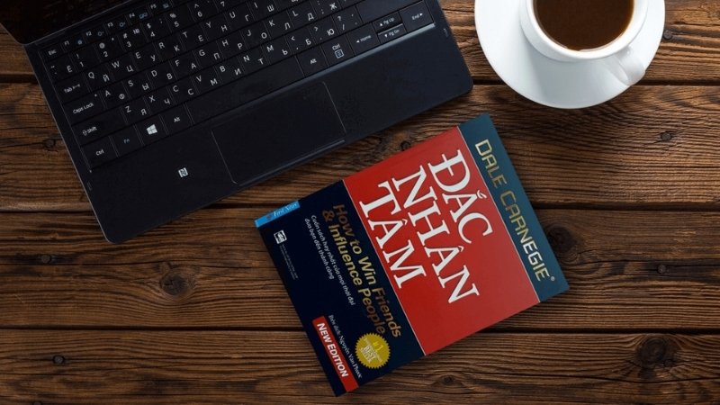 Bạn có thể đọc Đắc Nhân Tâm để cải thiện khả năng giao tiếp
