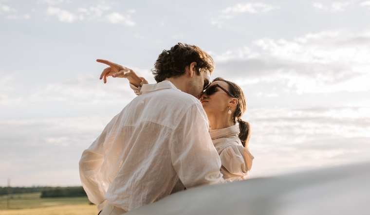 Skinship là gì? Nghệ thuật "chạm" tinh tế để chinh phục trái tim