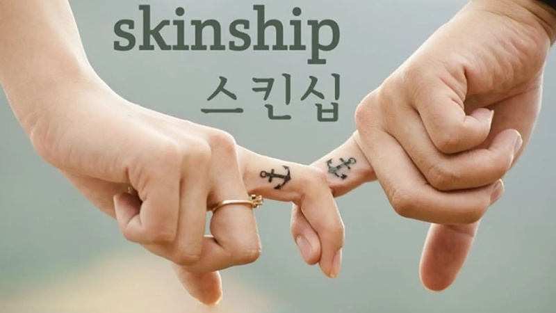 Skinship ghép giữa "Skin" và "Relationship", bắt nguồn từ văn hóa Hàn Quốc và Nhật Bản