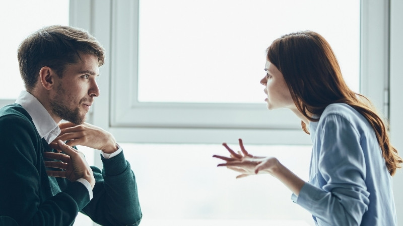 Dấu hiệu đi quá giới hạn là khi đối phương né tránh, gồng người hoặc tỏ ra im lặng