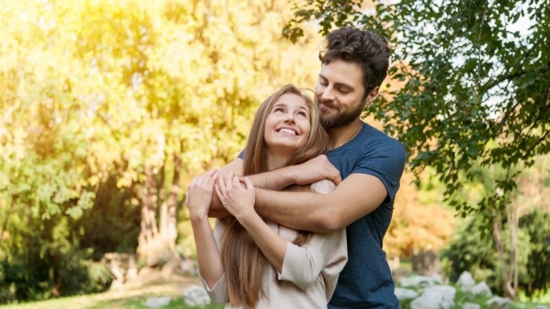 Quan sát phản ứng cơ thể và ánh mắt đối phương để nhận biết sự đồng thuận hoặc từ chối